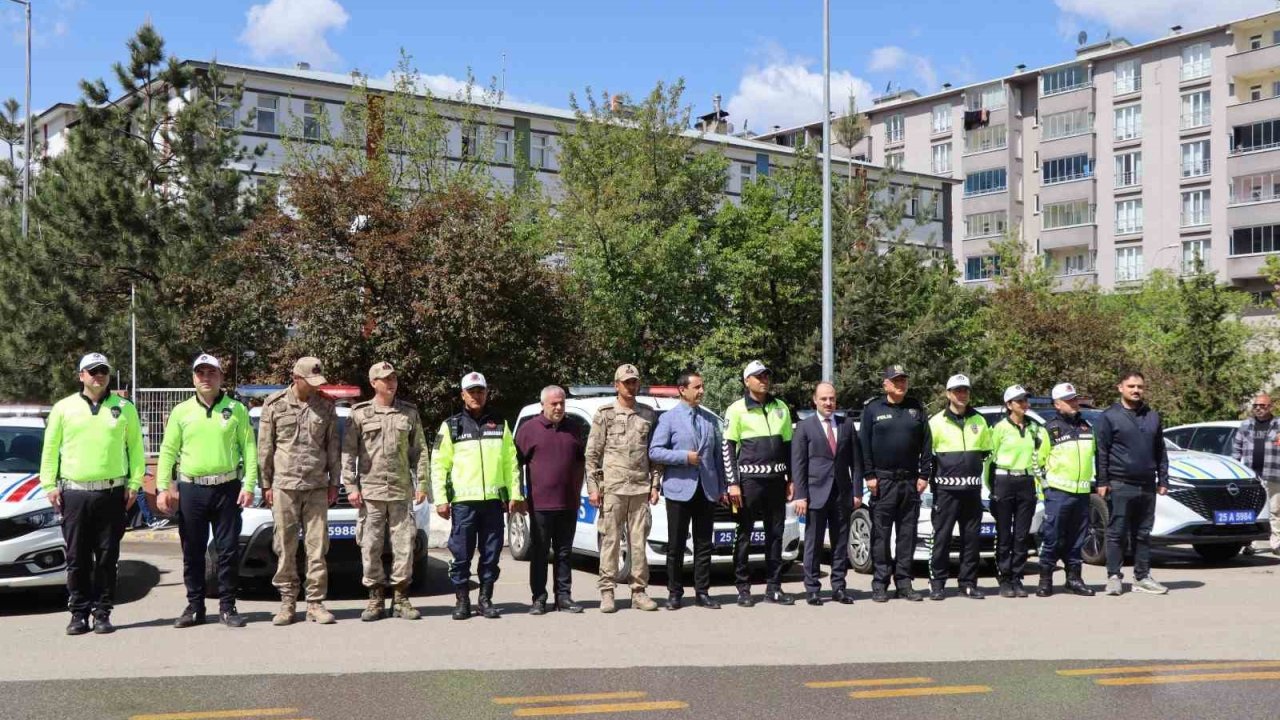 Sürücülere çikolata ve kolonya ikramlı trafik denetimi