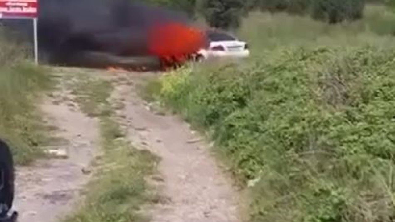 Büyükçekmece’de park halindeki araba alev alev yandı