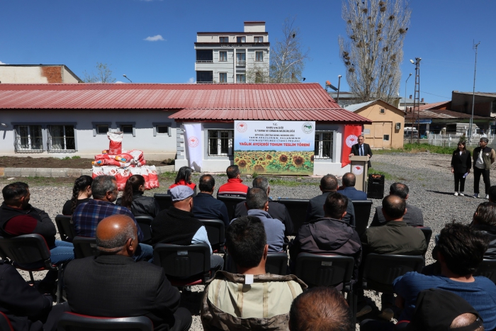 Kars'ta Çiftçilere Yağlık Ayçiçeği Tohumu Verildi