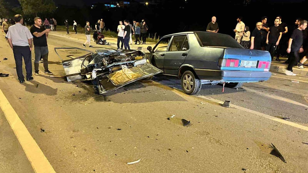 Lüks araçla çarpışan Tofaş ikiye bölündü