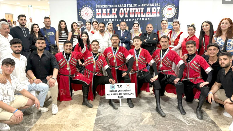 Kafkas Üniversitesi Halk Oyunları Ekibi Antalya’dan 2 Kupa ile Döndü