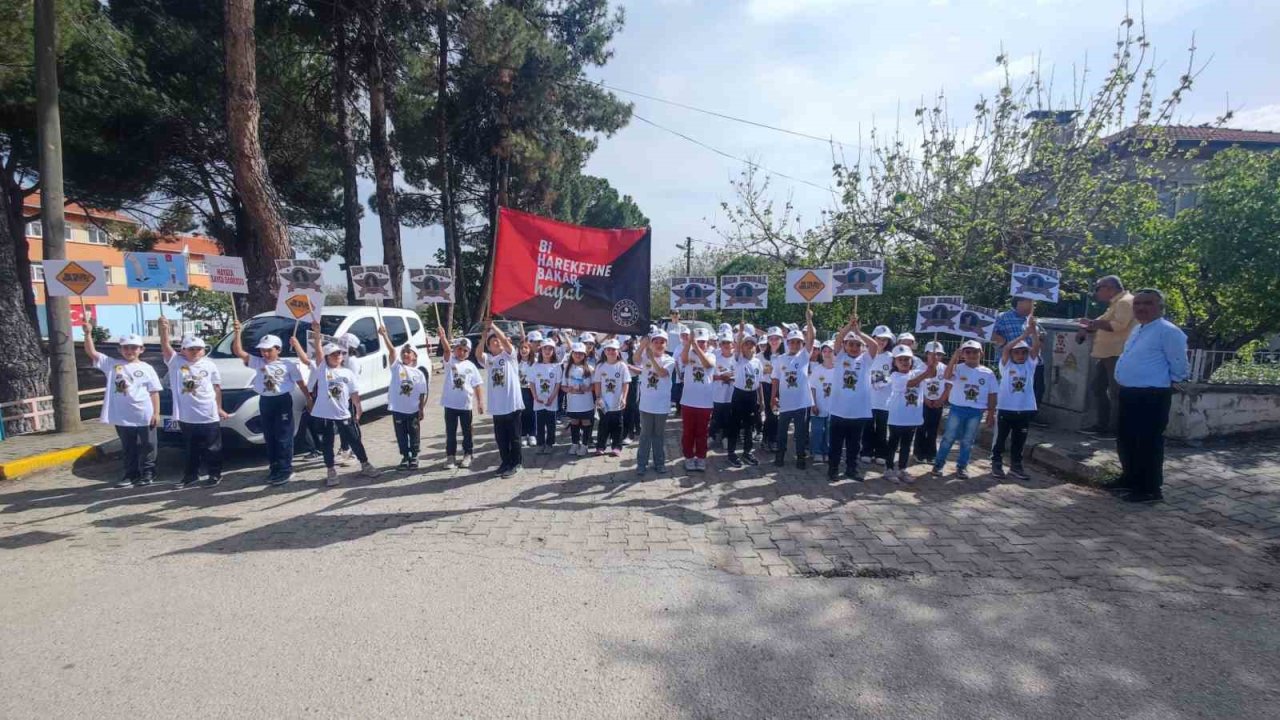 Trafik Haftasında miniklere trafik kuralları anlatıldı