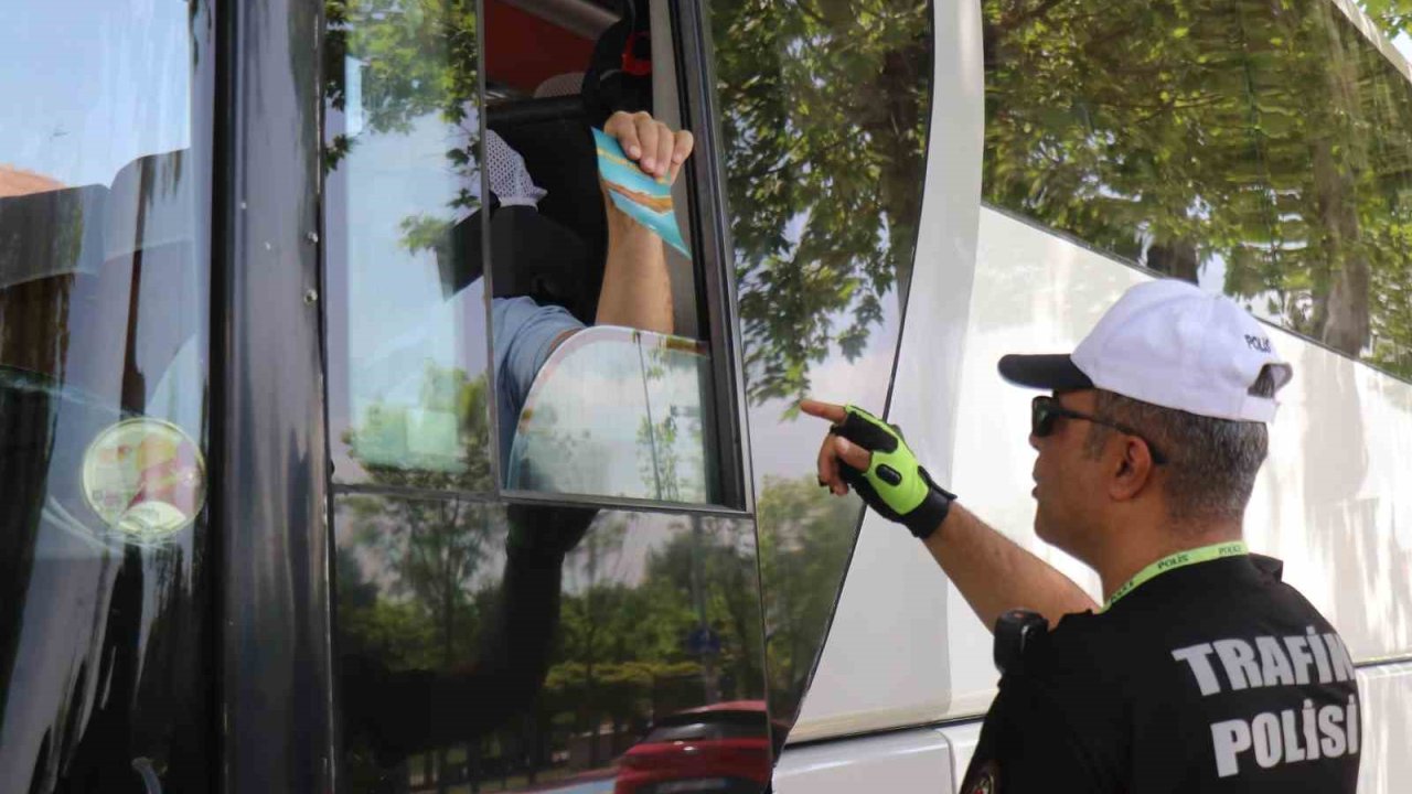 Trafik polisleri bu kez bilinçlendirmek için durdurdu