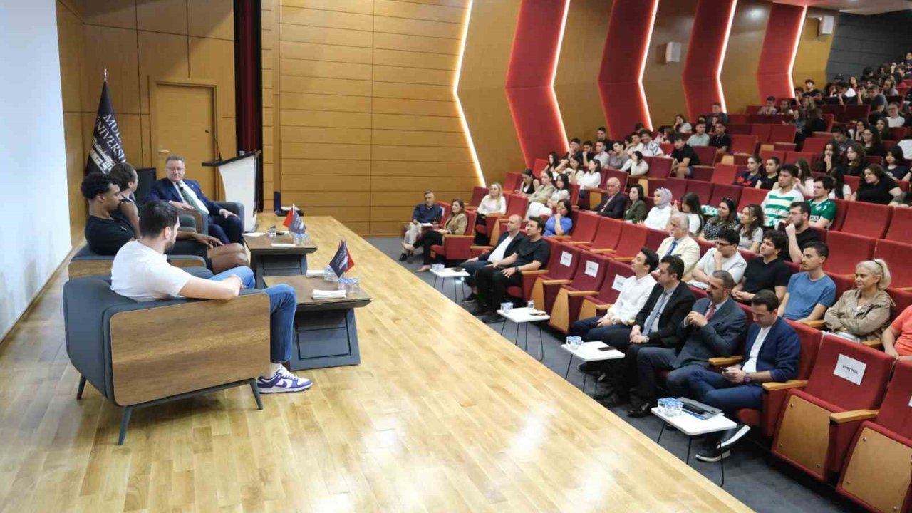 Bursaspor Basketbol Başkanı Sezgin Mudanya Üniversitesi’nde öğrencilerle buluştu
