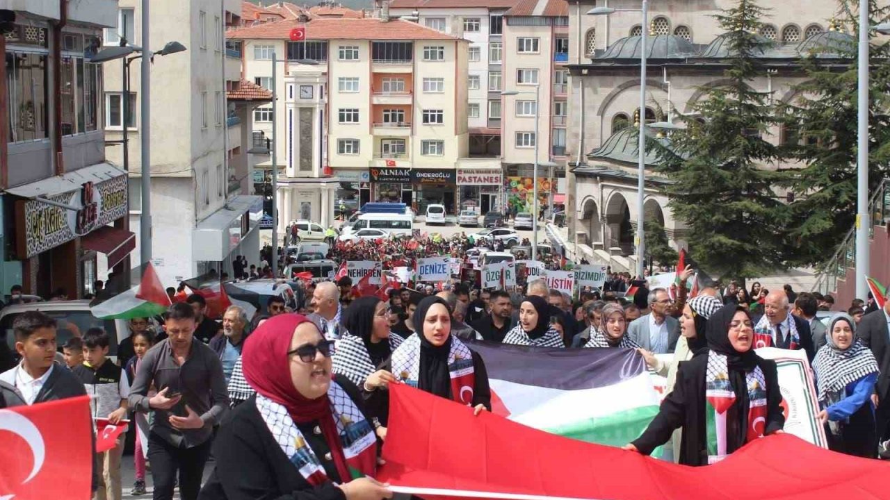 Akdağmadeni’nde Filistin’e destek yürüyüşü düzenlendi
