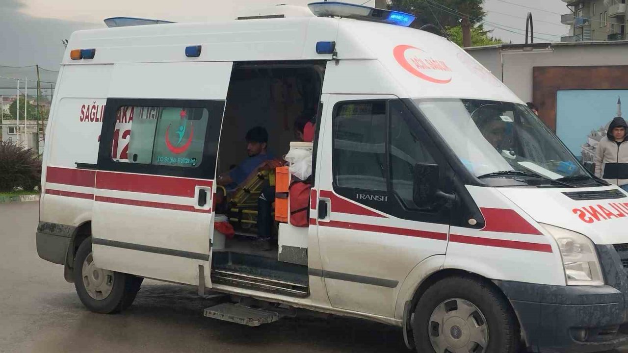 Hafif ticari aracın çarptığı motosikletli yaralandı