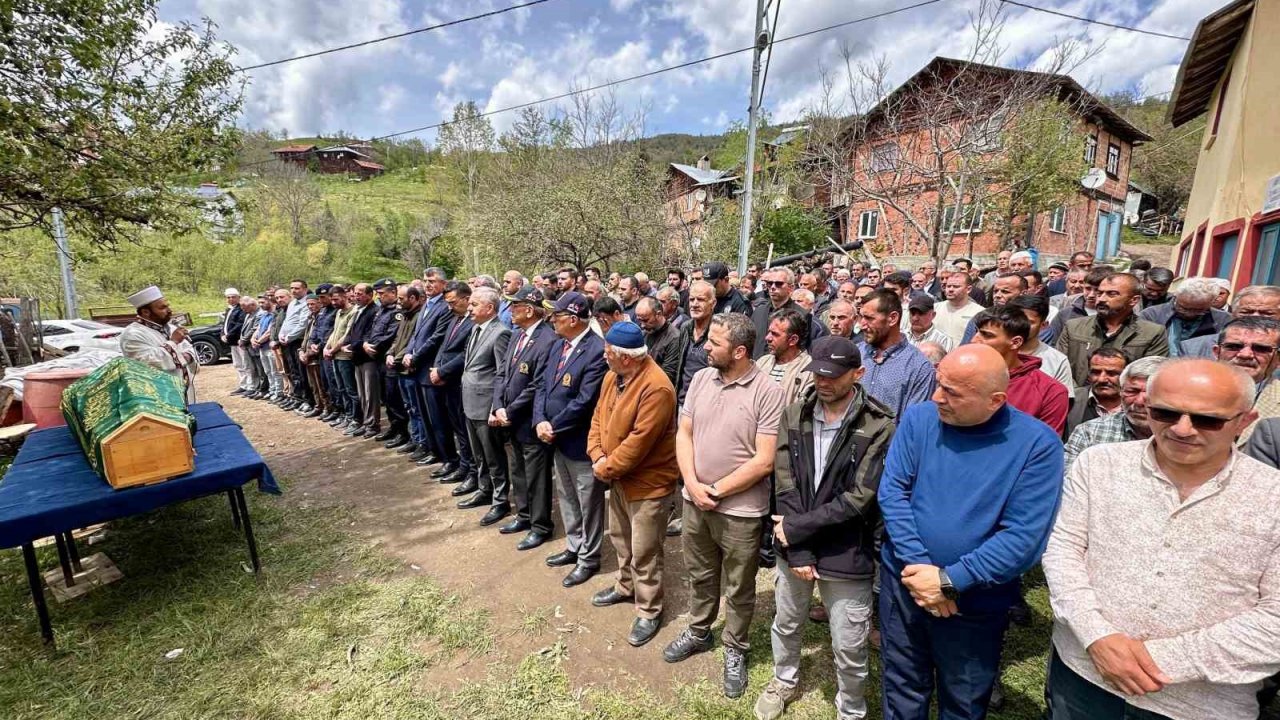 Hayatını kaybeden şehit babası son yolculuğuna uğurlandı