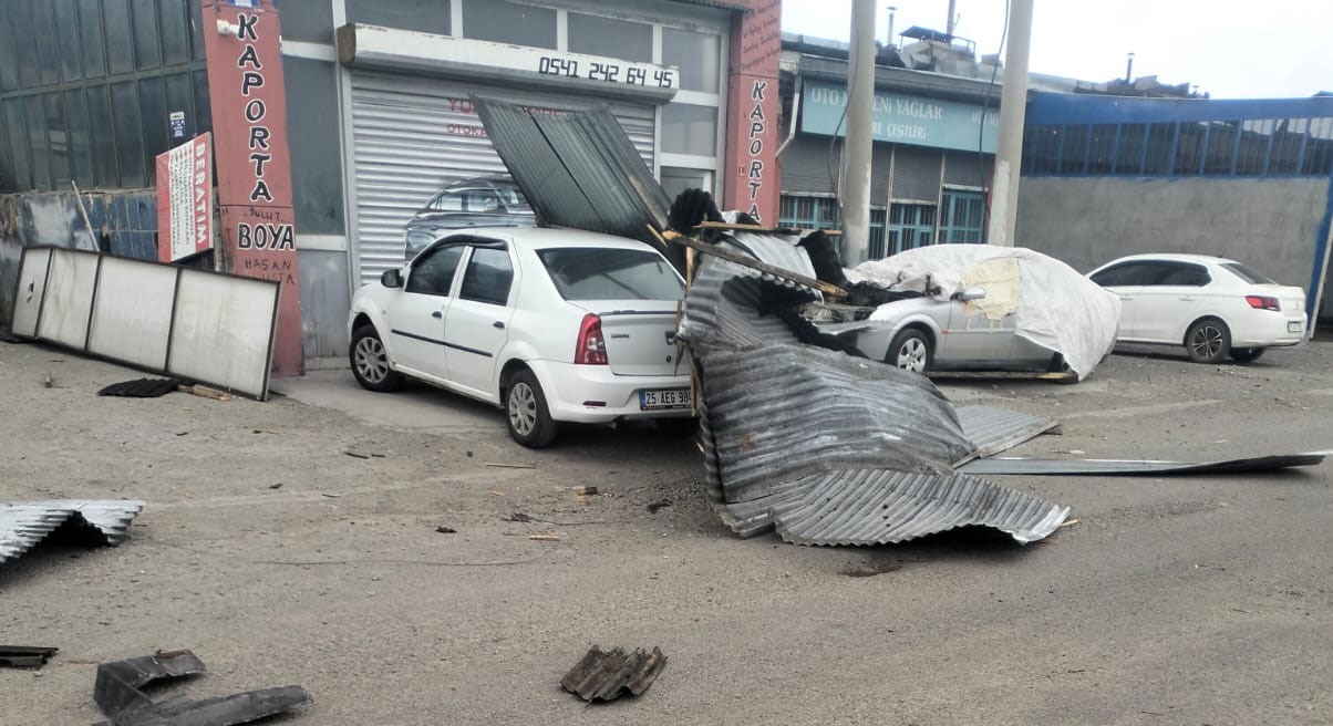 Kars’ta Şiddetli Rüzgar İş Yerlerinin Çatısını Uçurdu