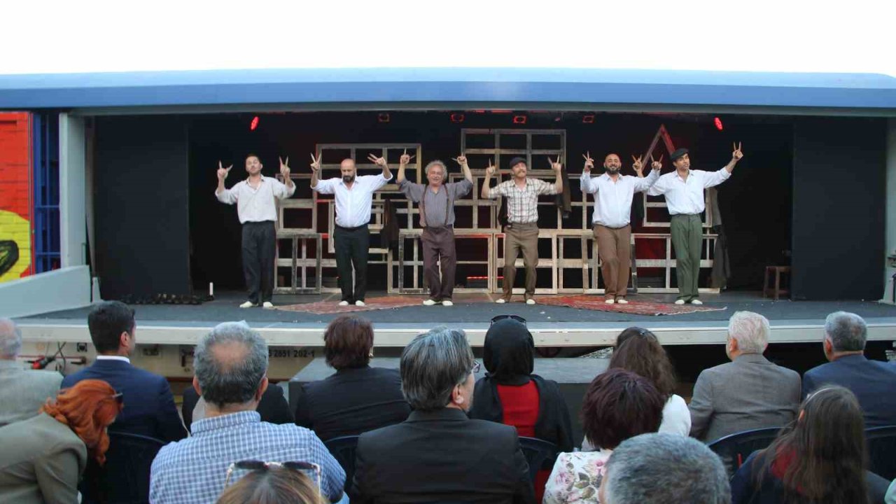 Vagon Sahne Uşak Tren Garı’nda perdelerini açtı