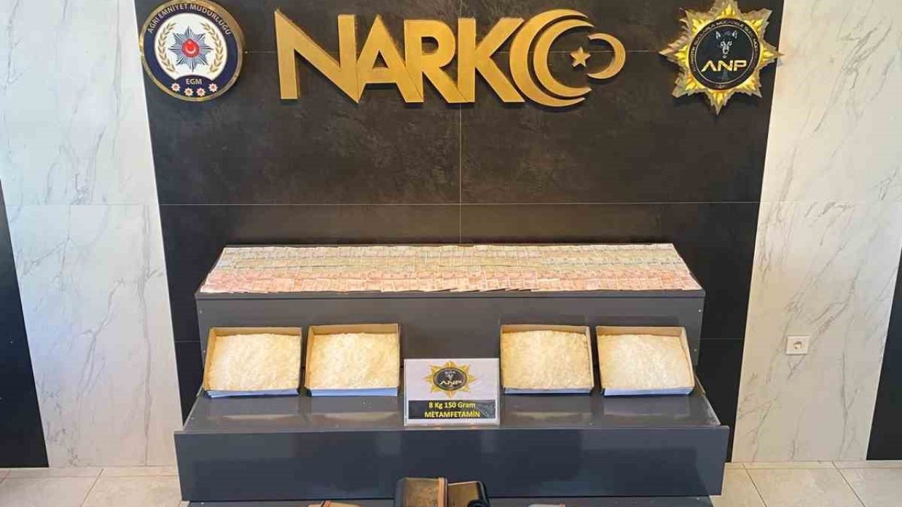 Valiz tabanına zulalanmış 8 kilo metamfetaminle yakalandılar