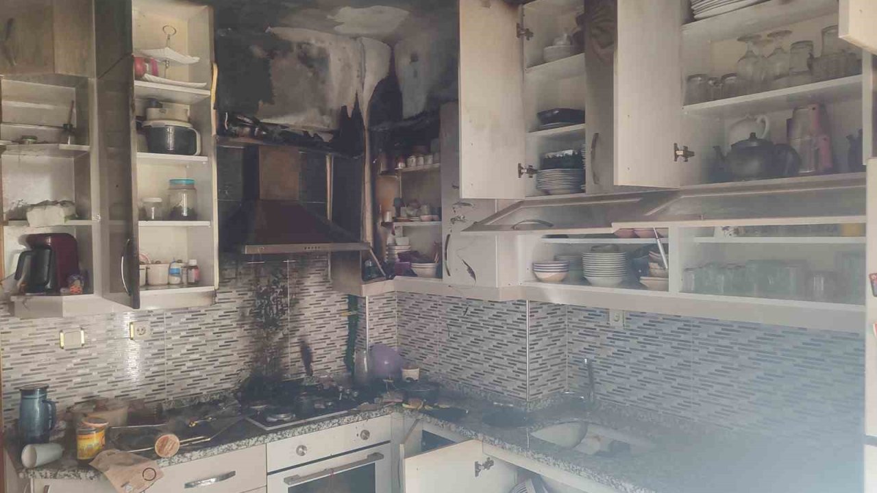 Mutfakta çıkan yangın evi küle çeviriyordu