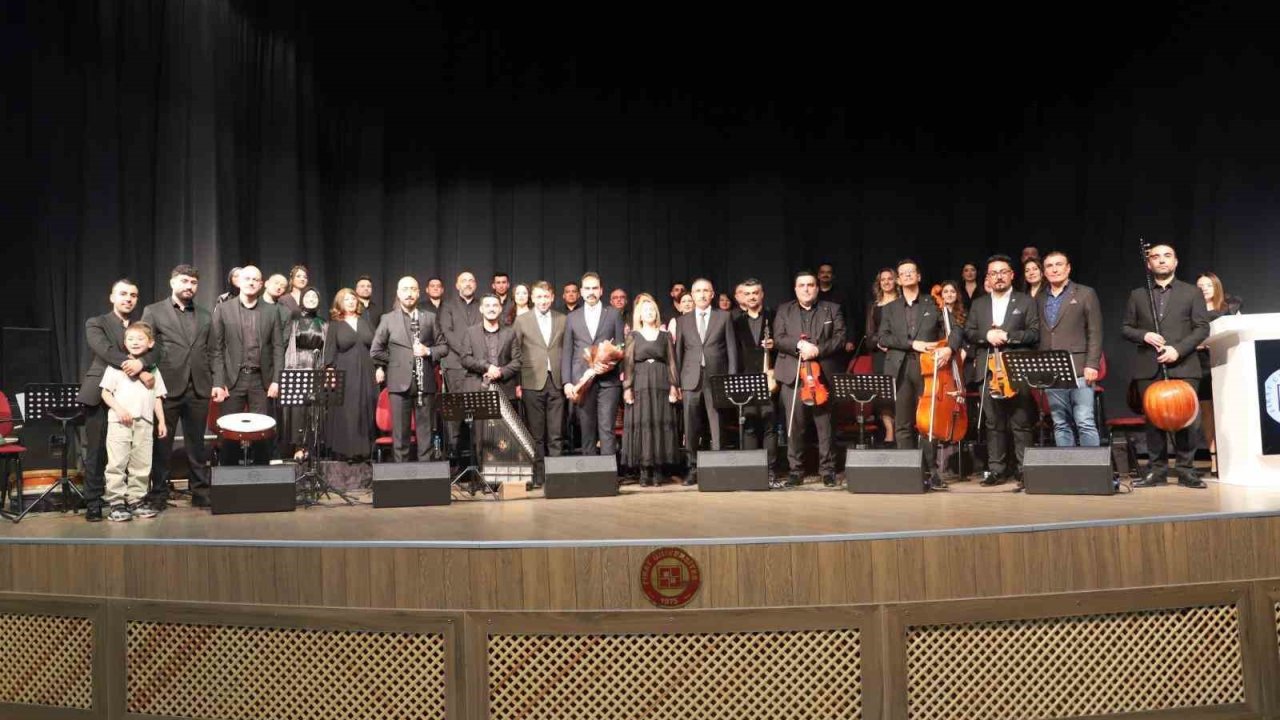 FÜ’de akademisyenler korosu sergilendi