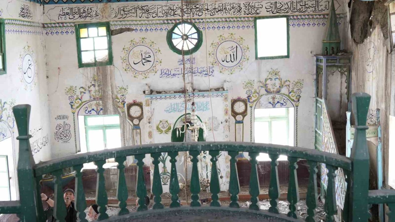 Ahşap işçiliği ile dikkat çeken cami yıkılma tehlikesiyle karşı karşıya
