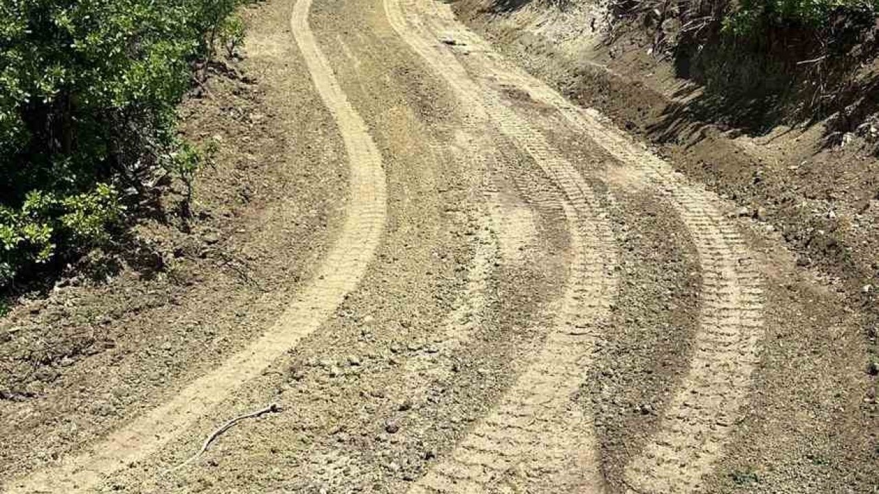 Yağışlardan dolayı  zarar gören köy yollarında çalışmalar sürüyor
