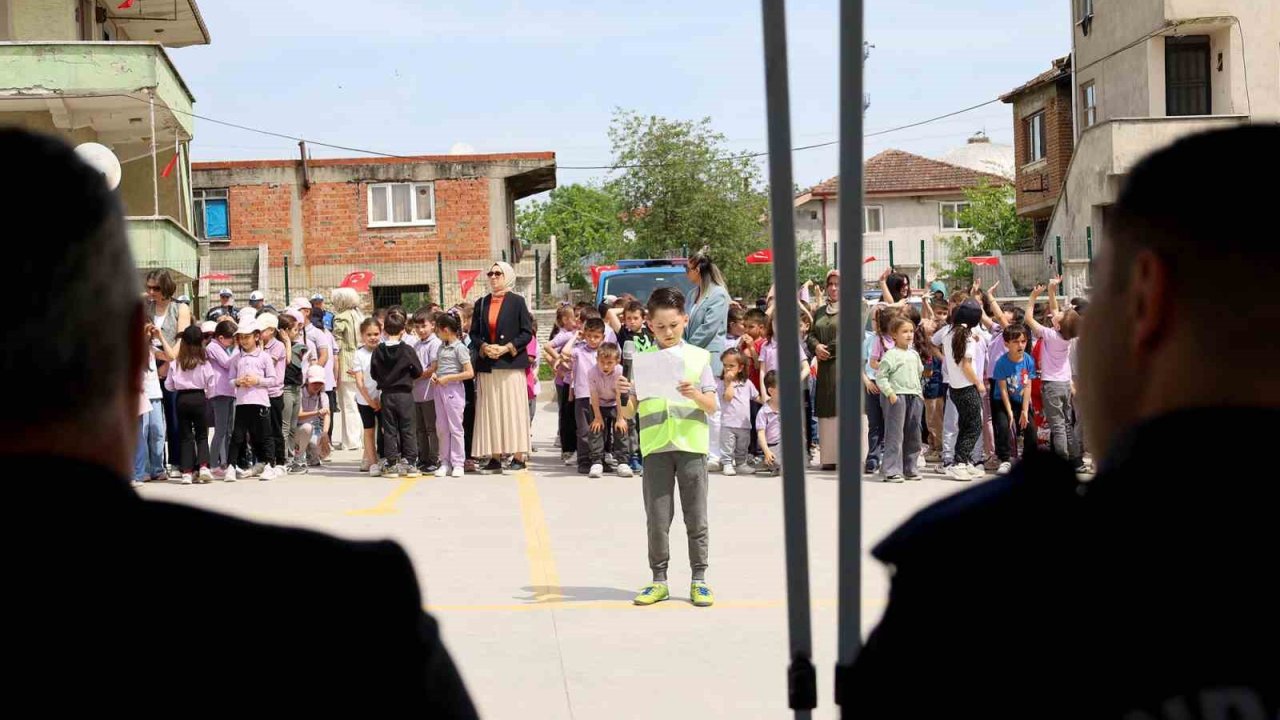 Güvenli trafiğin şartlarını ‘tebessümle’ öğrendiler
