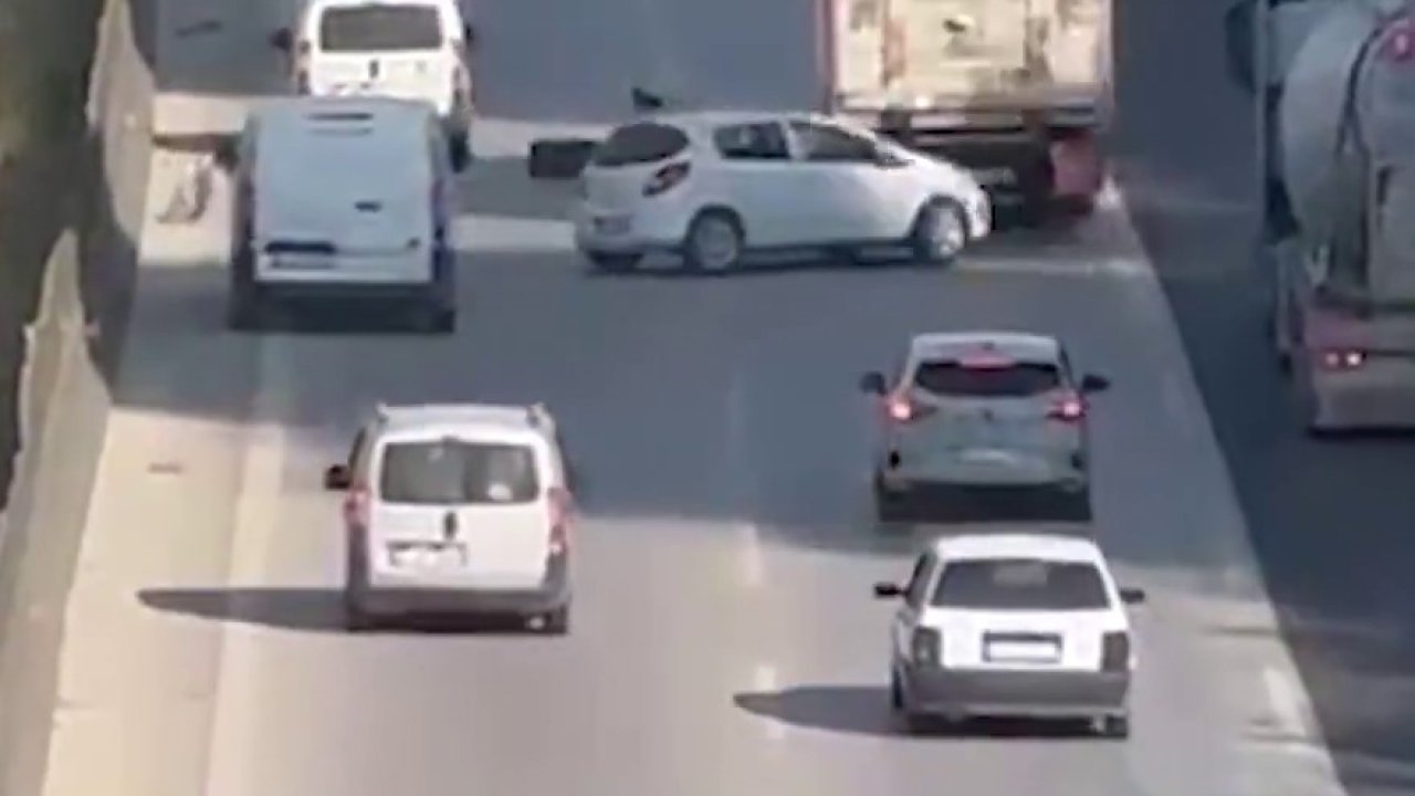 Tırın kopan lastik kaplaması, zincirleme kazaya sebep oldu: O anlar kamerada