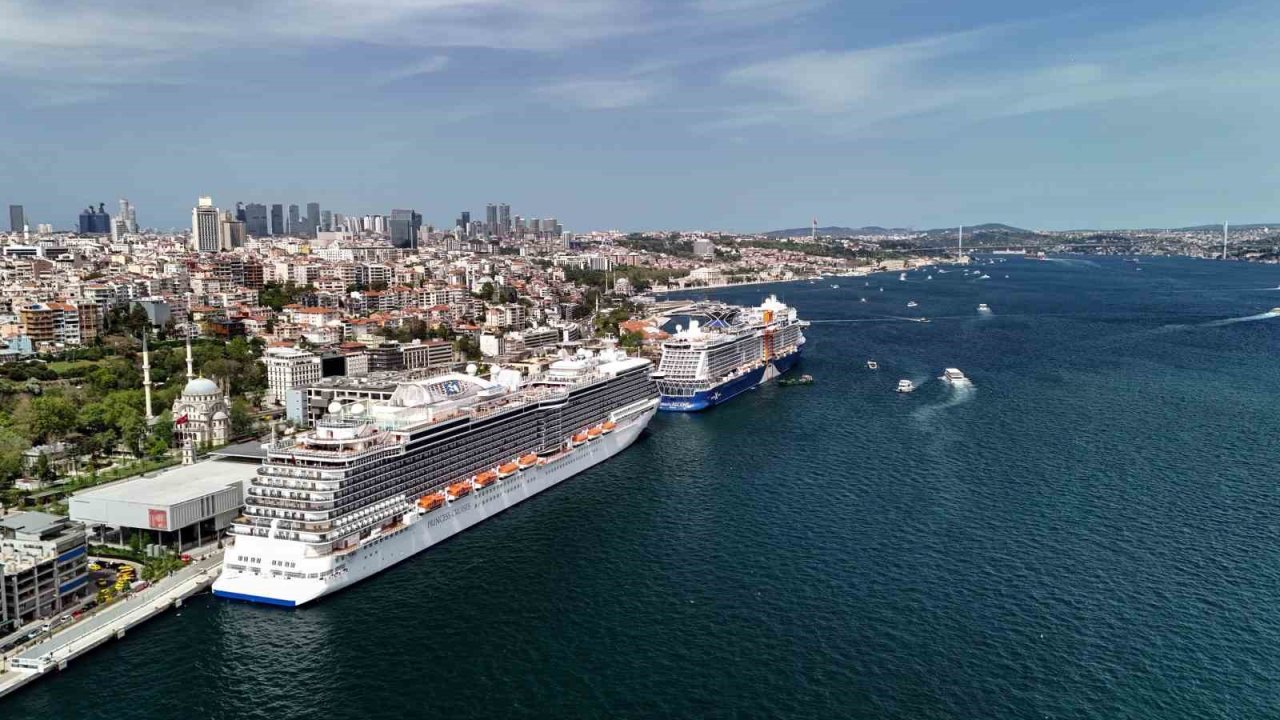 İstanbul Boğazı’nda iki dev kruvaziyer gemisi havadan görüntülendi