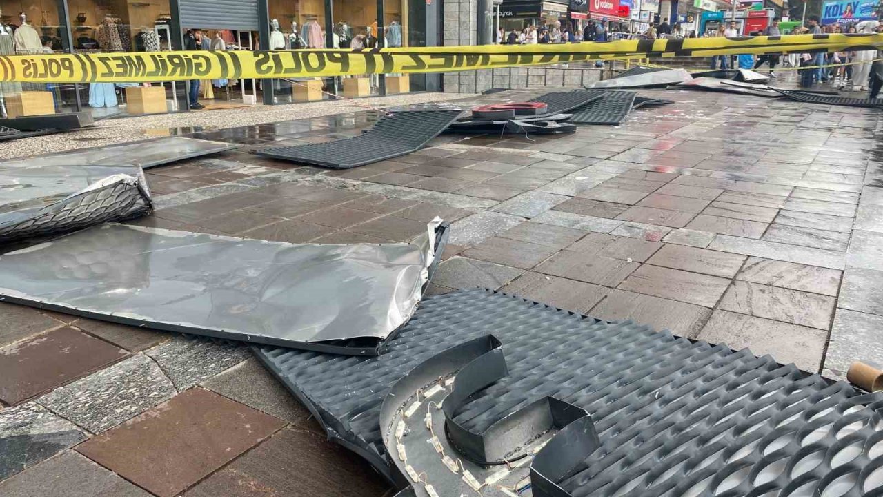 Ankara’da fırtına mağazanın talelasını uçurdu