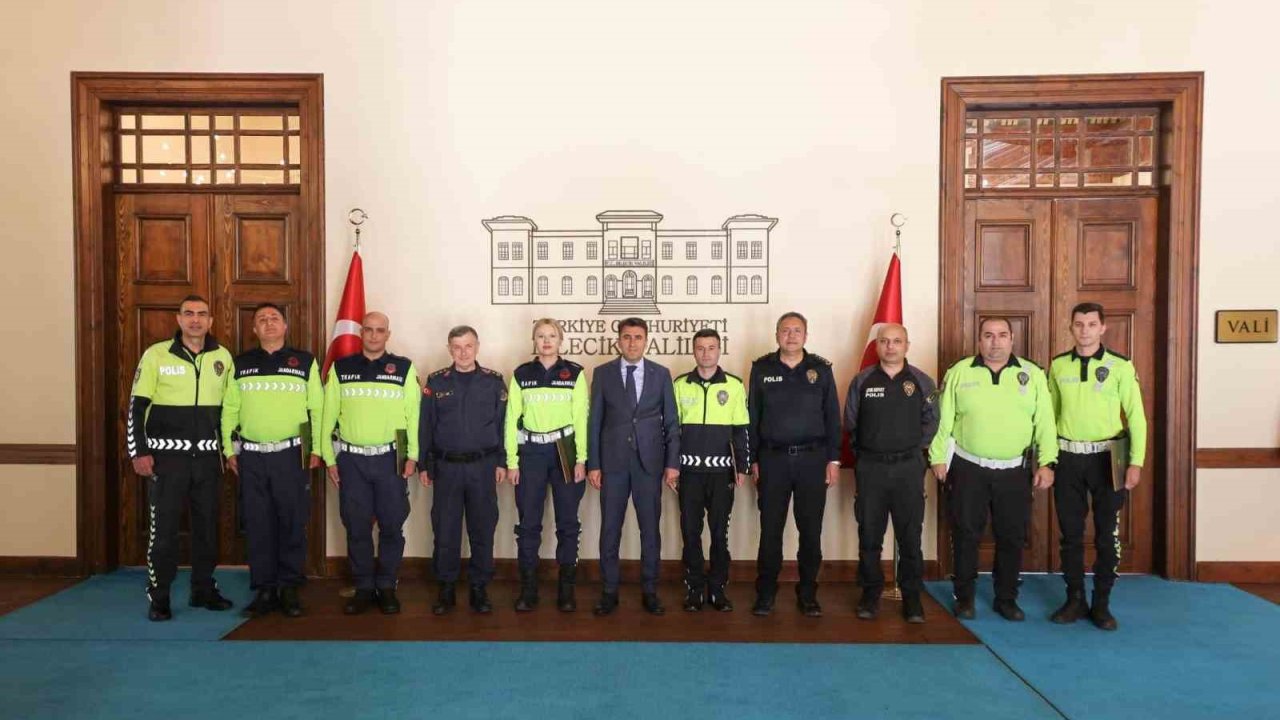 Vali Şefik Aygöl’den trafik personeline başarı belgesi