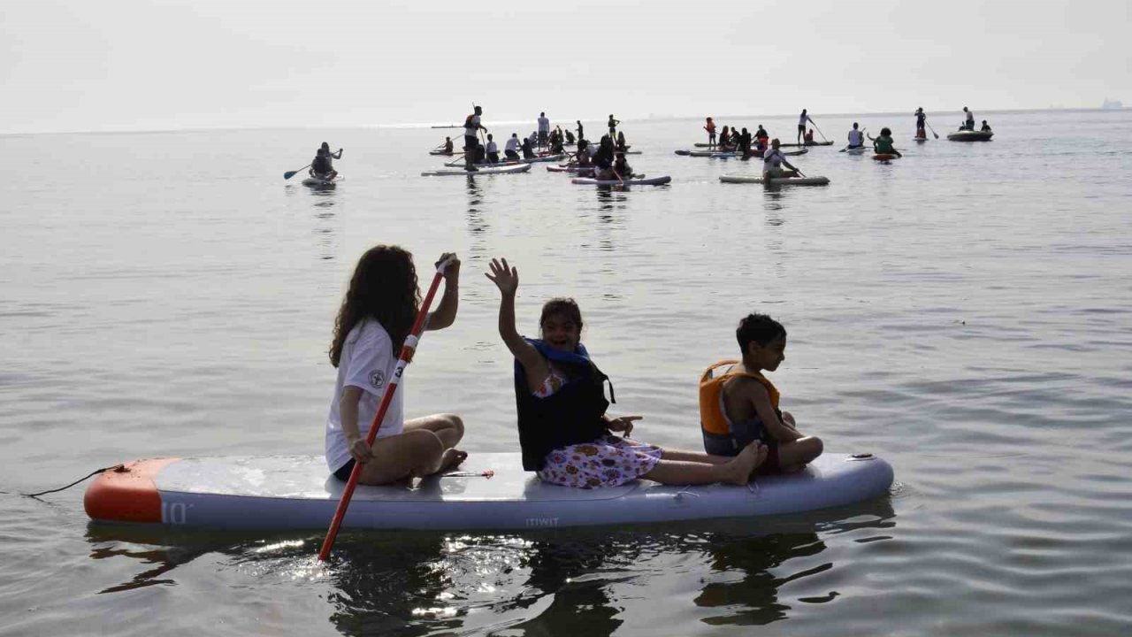 Akdeniz’de özel bireyler kürek sörfü yaptı