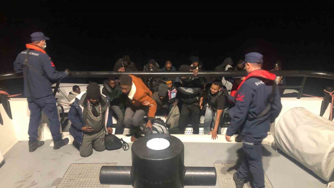 Lastik bot içerisinde 28 göçmen yakalandı