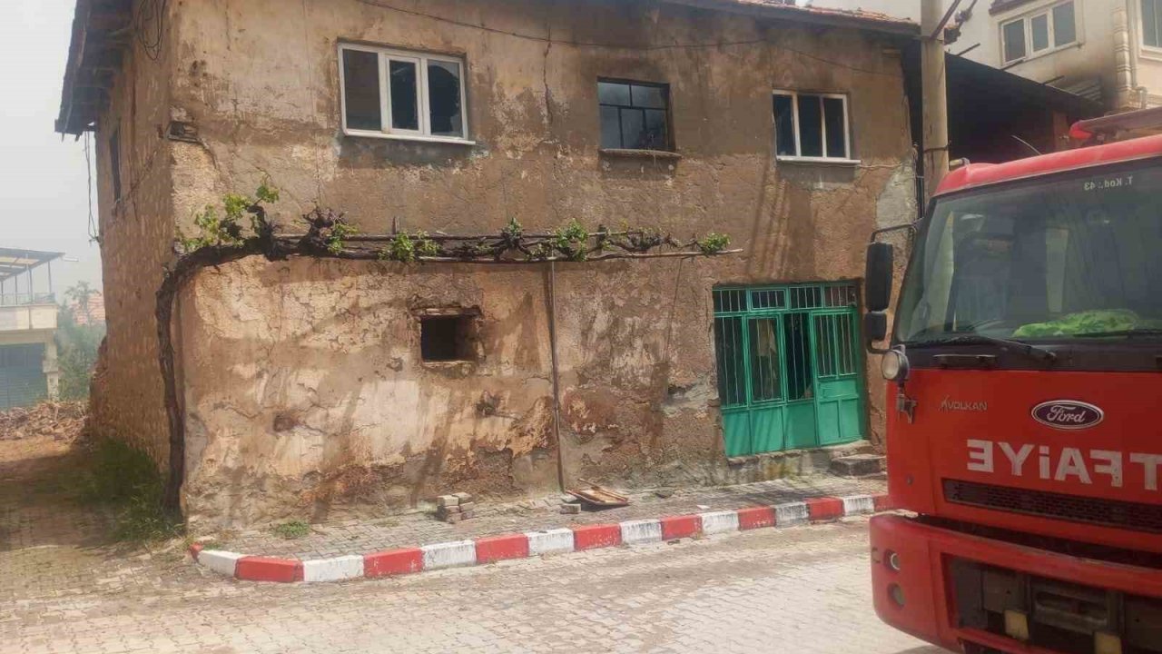 Yangında 75 yaşındaki adamın evi kullanılamaz hale geldi