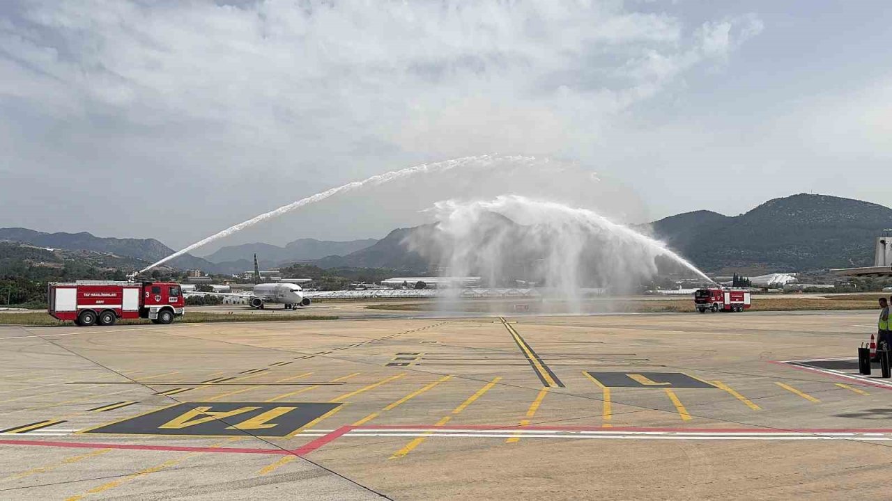 Danimarka’dan havalanan uçak; Gazipaşa’da su takı seremonisiyle karşılandı