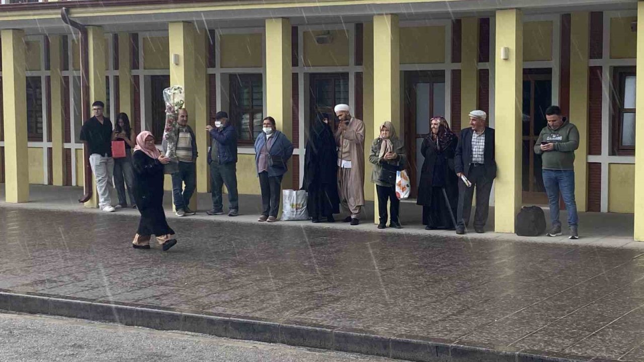 Vatandaşlar ıslanmamak için kapalı alanların girişlerine sığındı