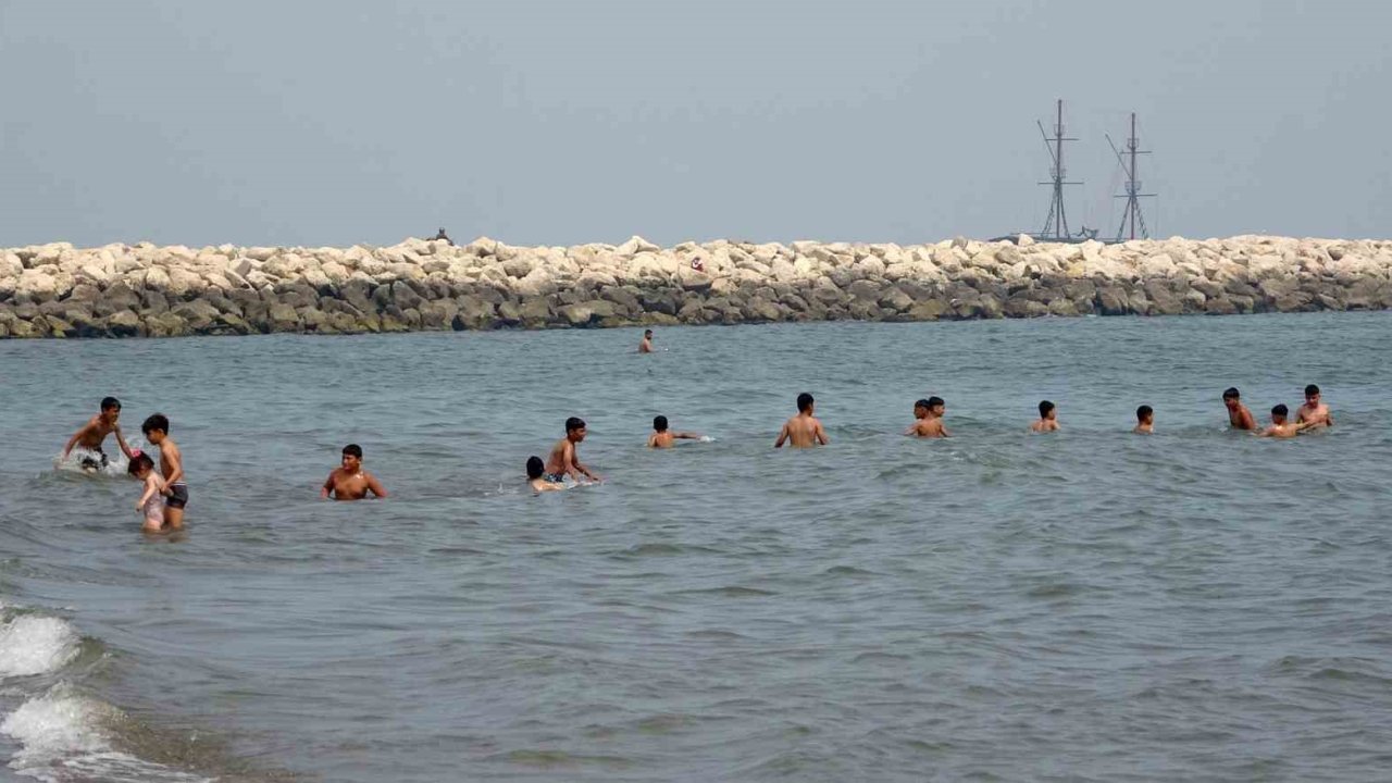 Mersin’de sıcaktan bunalan vatandaşlar denizde serinledi