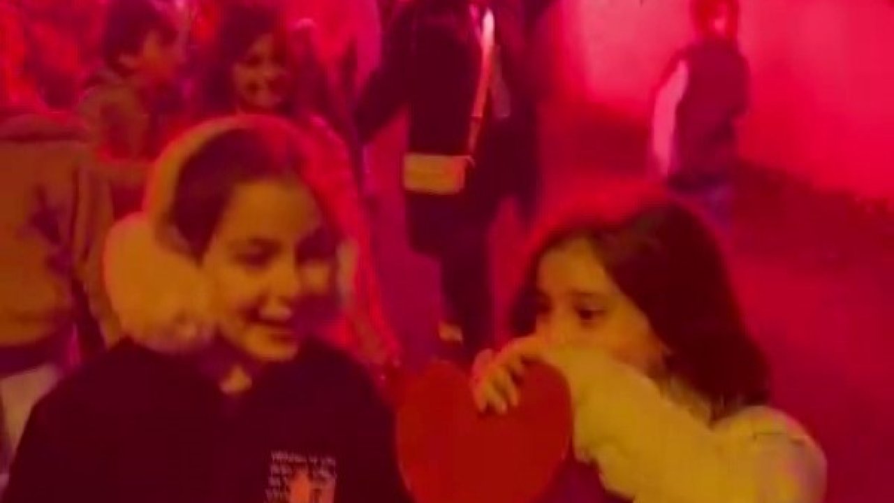 Minik öğrencilerden öğretmenlerine meşaleler eşliğinde ‘Anneler Günü’ kutlaması