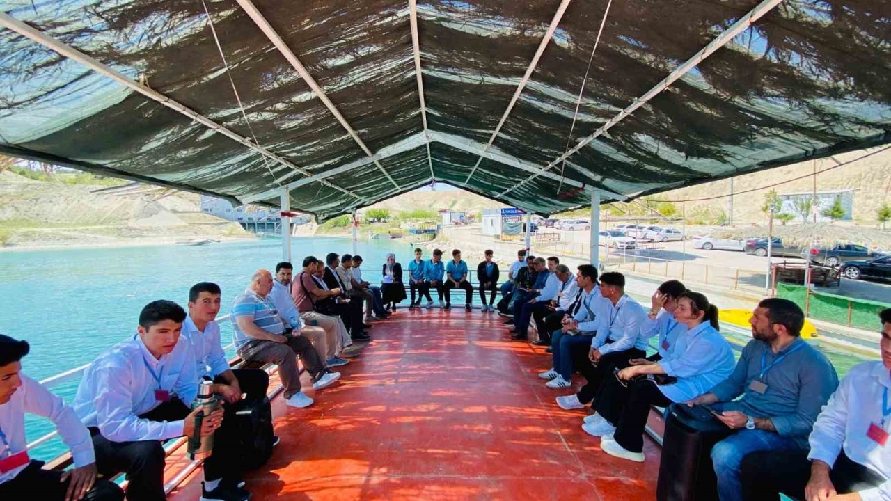 Fırat’ın Samsat kıyısında şiir aktı