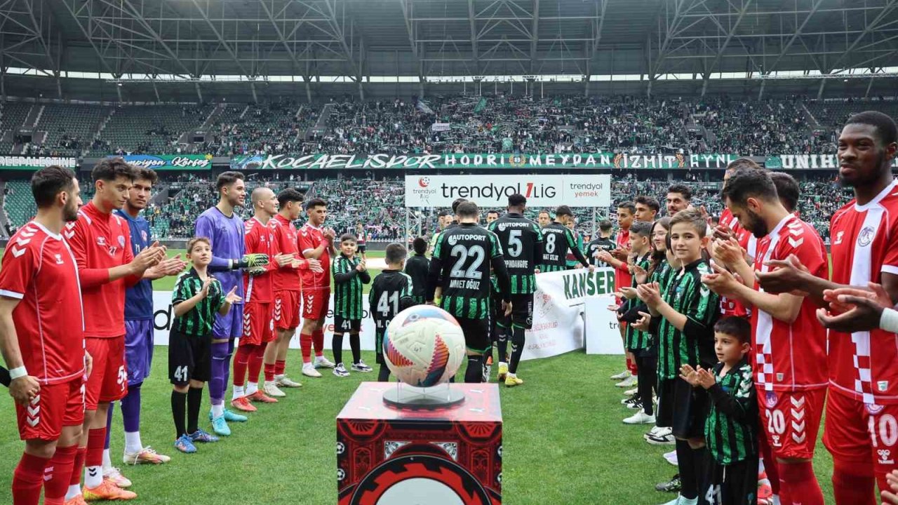 Şampiyon Kocaelispor son maçına alkışlarla çıktı