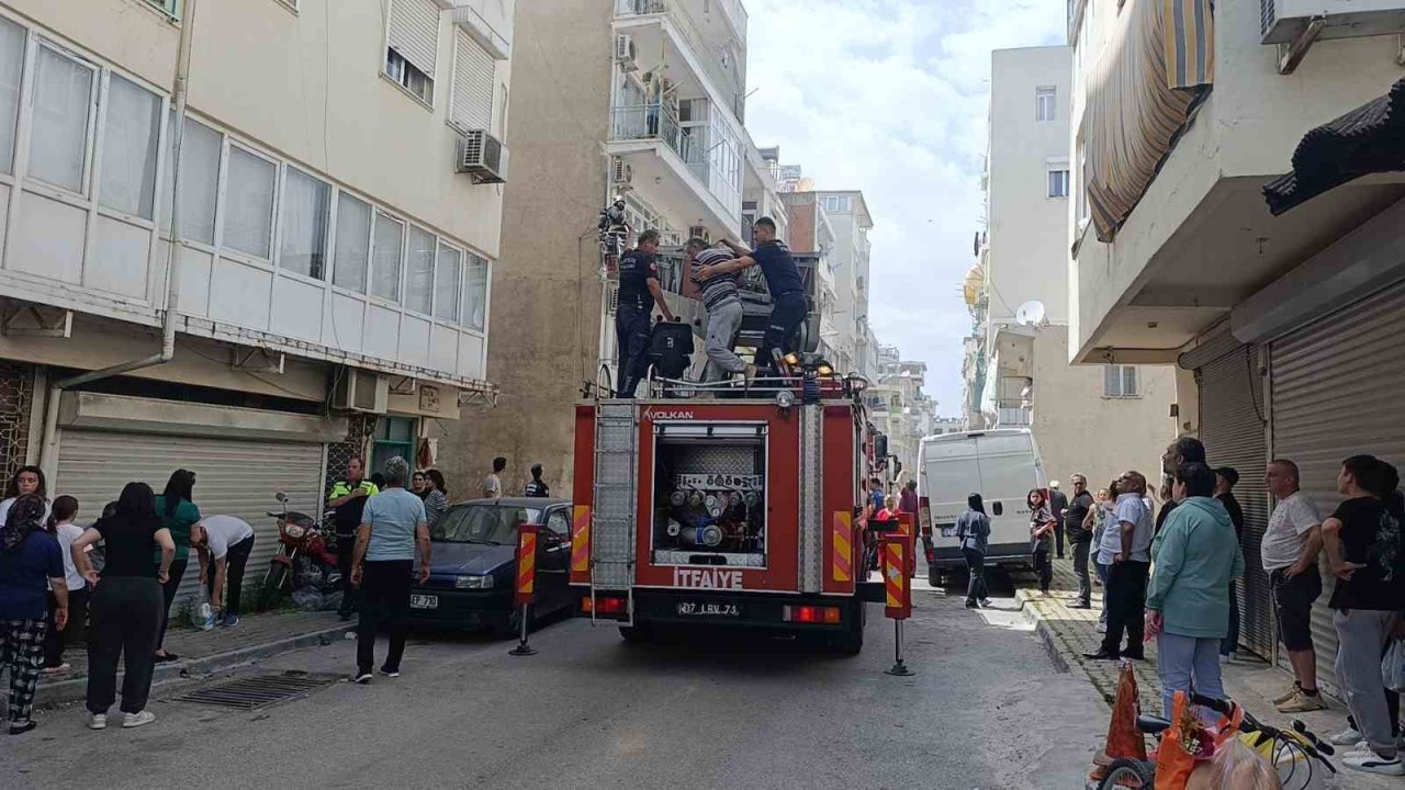 Antalya’da 4 katlı binada yangın paniği: Mahsur kalanları itfaiye kurtardı