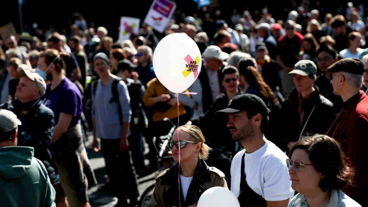Almanya’da 60’tan fazla kentte aşırı sağcı AfD karşıtı gösteri