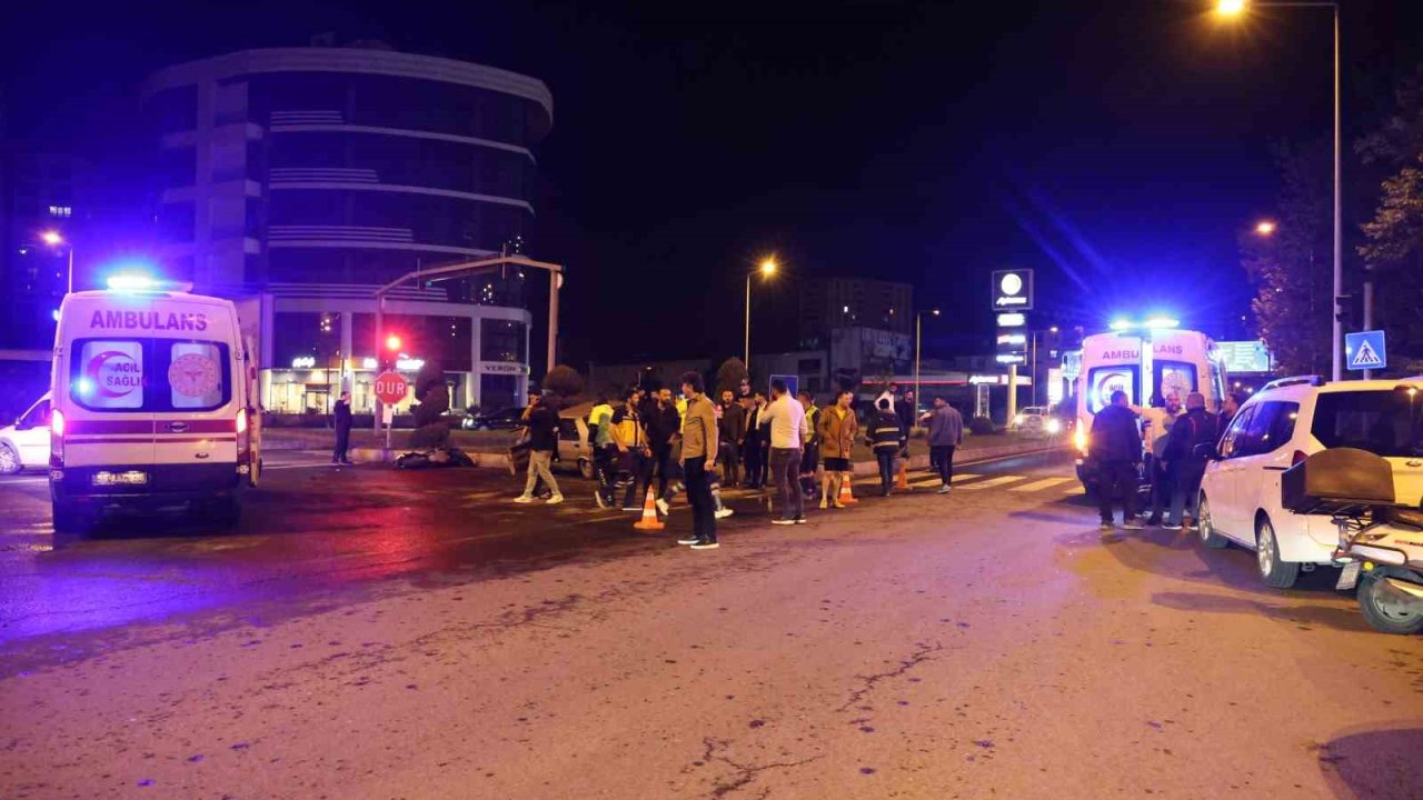 Alkollü otomobil sürücüsü motosiklete çarptı: 1 ağır, 3 yaralı