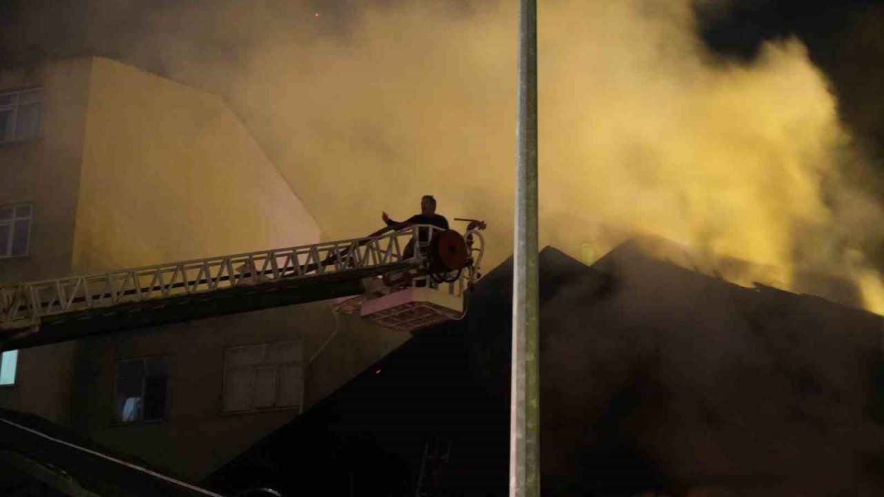 Gümüşhane’de müstakil evde çıkan yangın, yanındaki eve de sıçradı