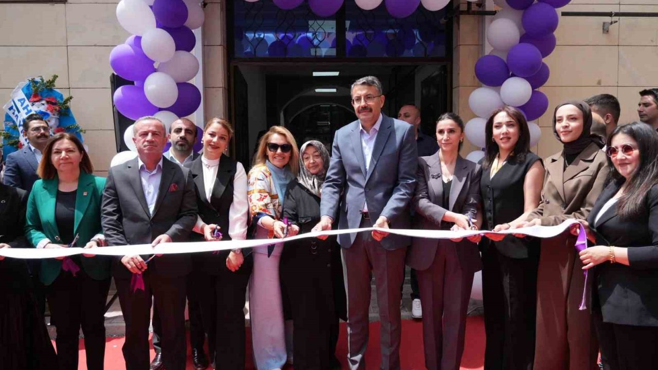 Hakkari’de 25 kadın girişimcinin kurduğu mağazaların açılışı yapıldı