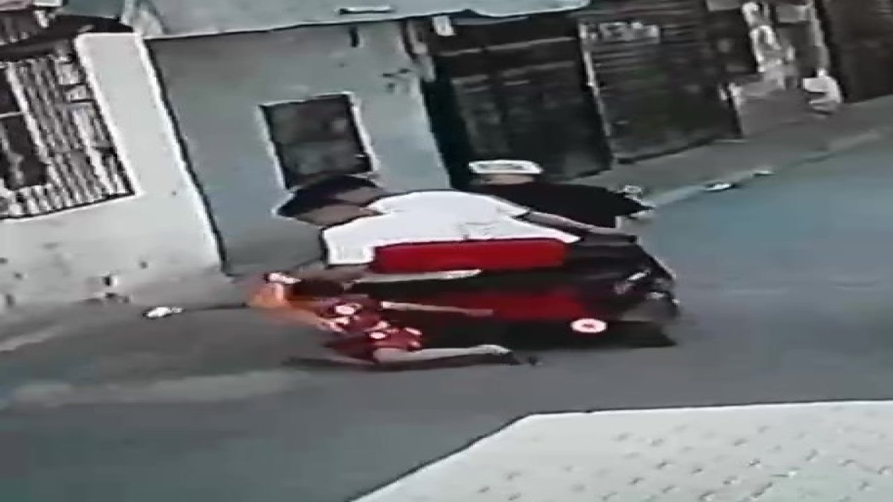 Galatasaray formalı çocuğu sürüklediler, "Şaka" savunması yaptılar