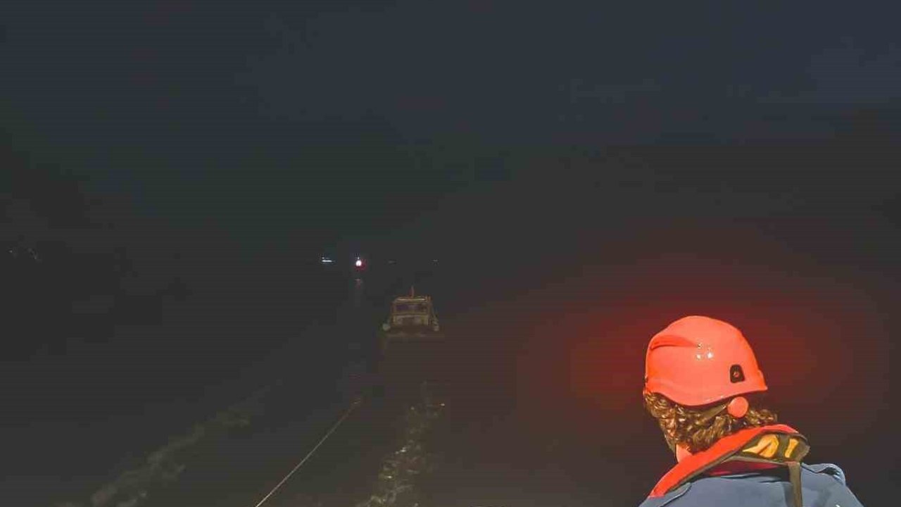 Çanakkale Boğazı’nda makine arızası yapan tekne yedeklenerek çekildi