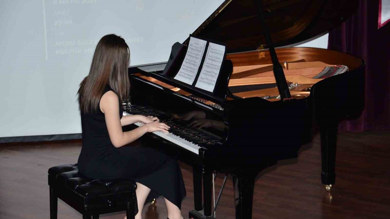 Manisa Güzel Sanatlar Lisesi’nden muhteşem piyano resitali