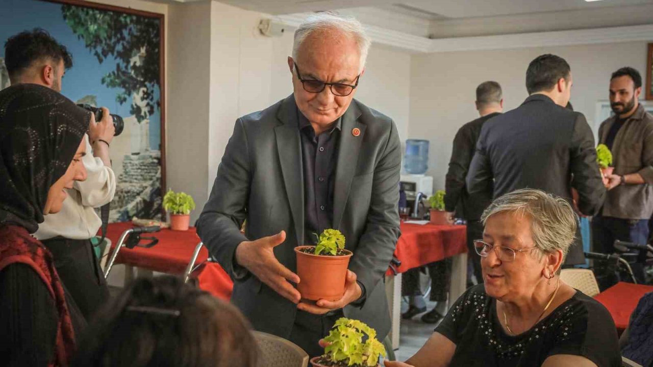 Anneler Günü’nde huzurevi sakinlerine sürpriz ziyaret