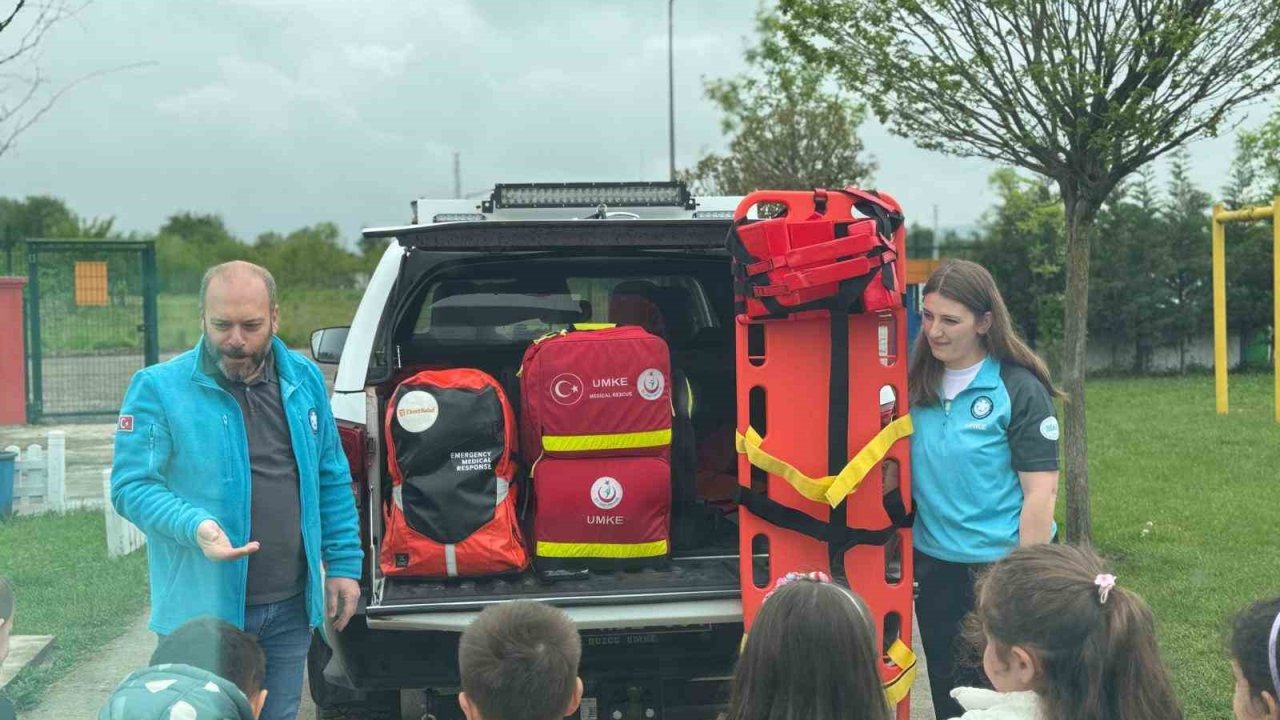 Minik öğrenciler ambulansı merakla inceledi