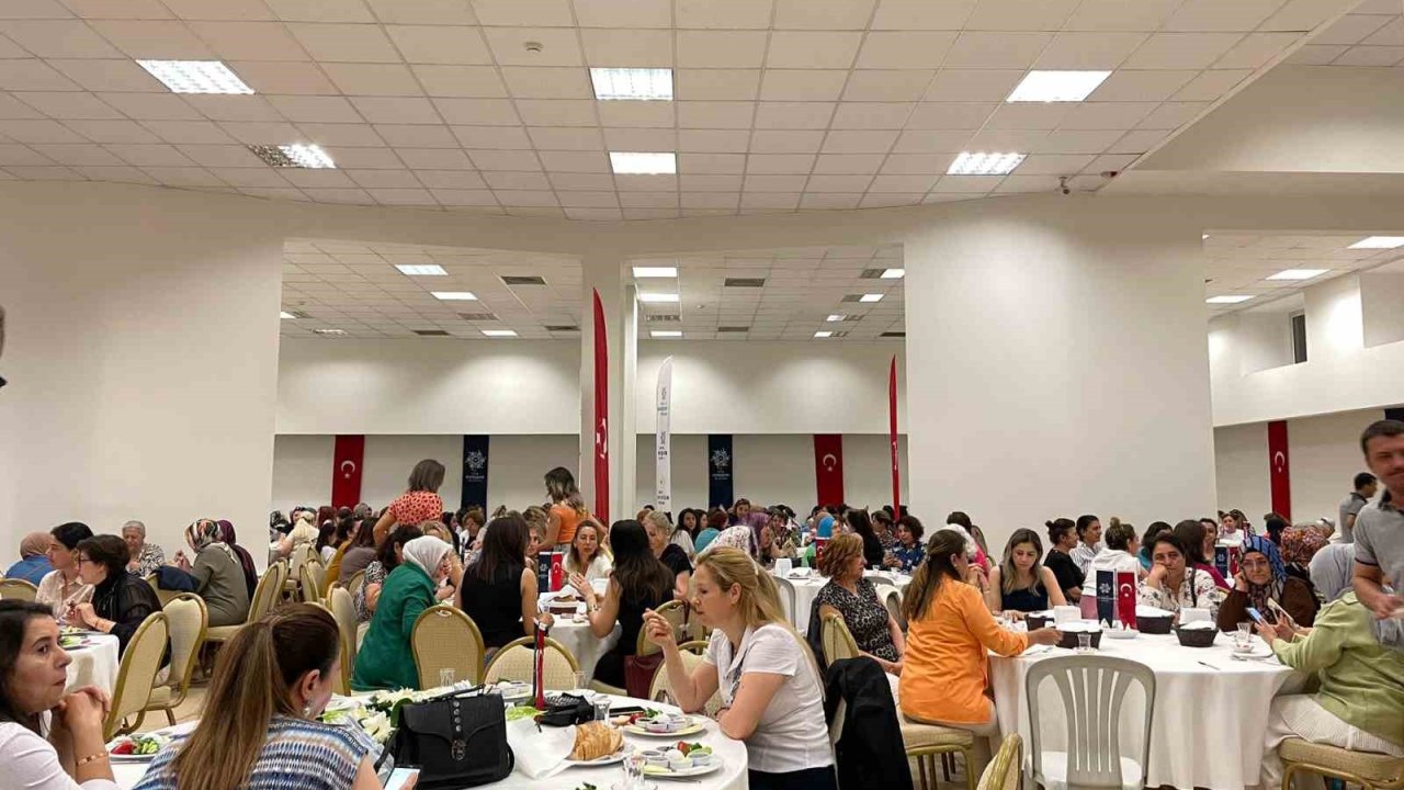 Aydınlılar Anneler Günü’nü Büyükşehir Belediyesi ile birlikte kutladı