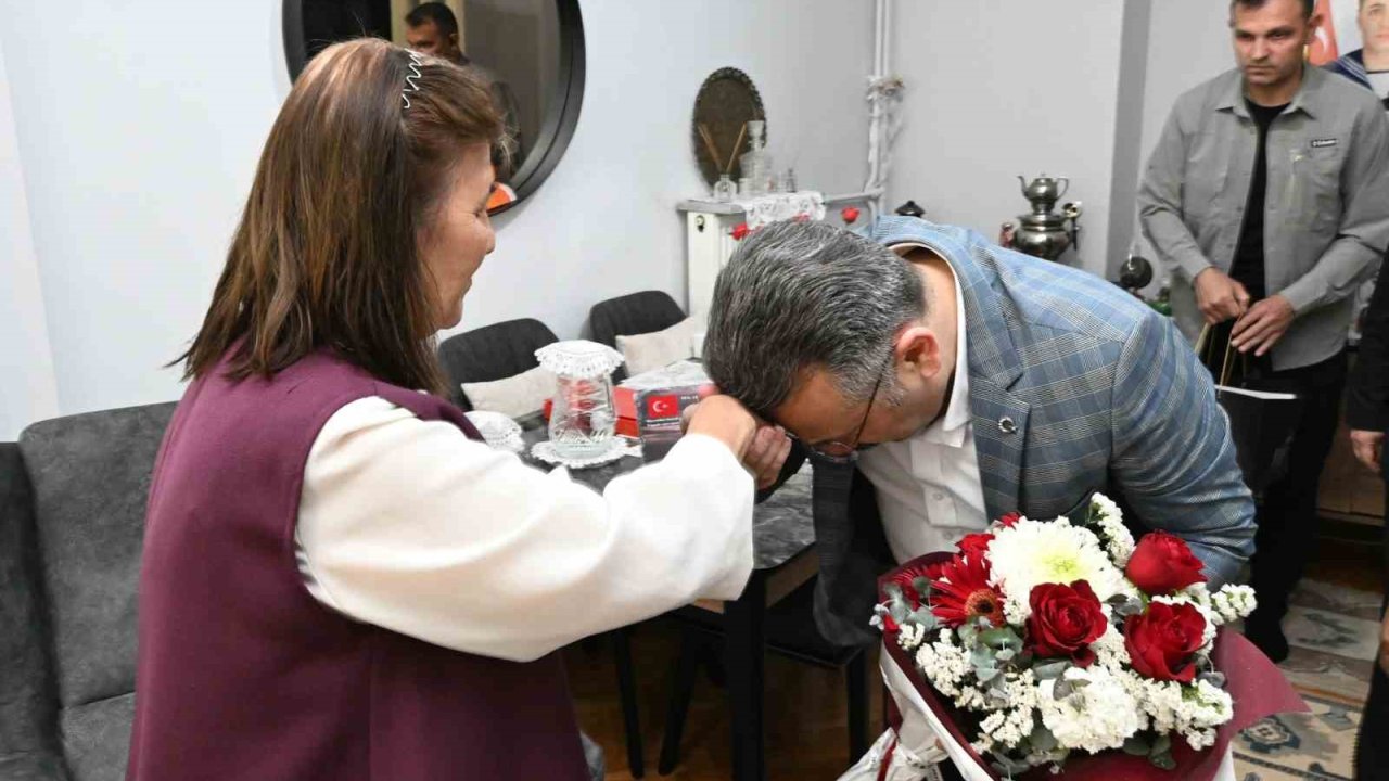 Vali Aksoy’dan şehit annesine Anneler Günü ziyareti