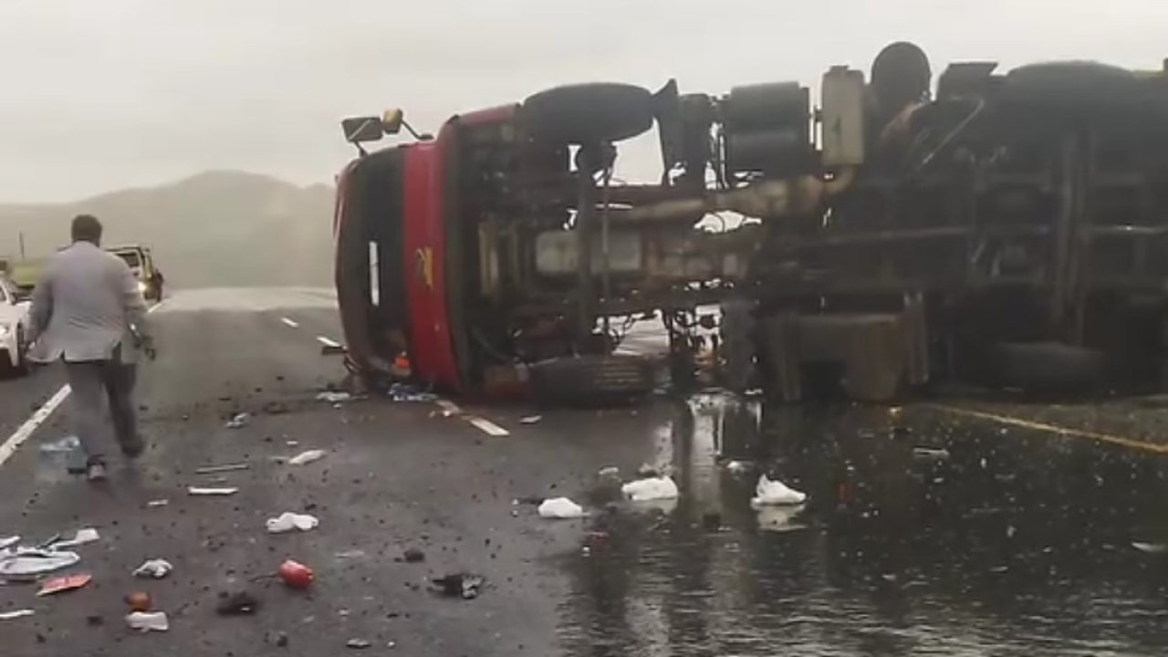 Van-Hakkari karayolunda tır devrildi: 2 yaralı