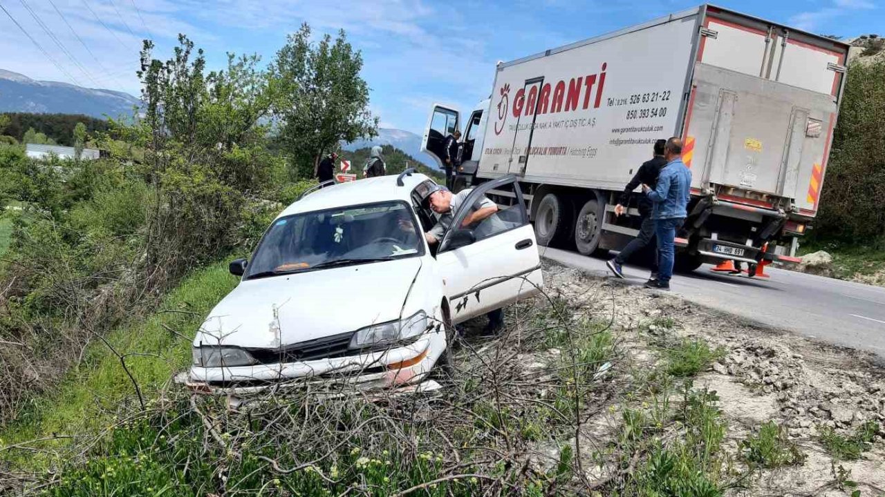 Kamyona çarpmamak için manevra yaptı: Faciadan dönüldü