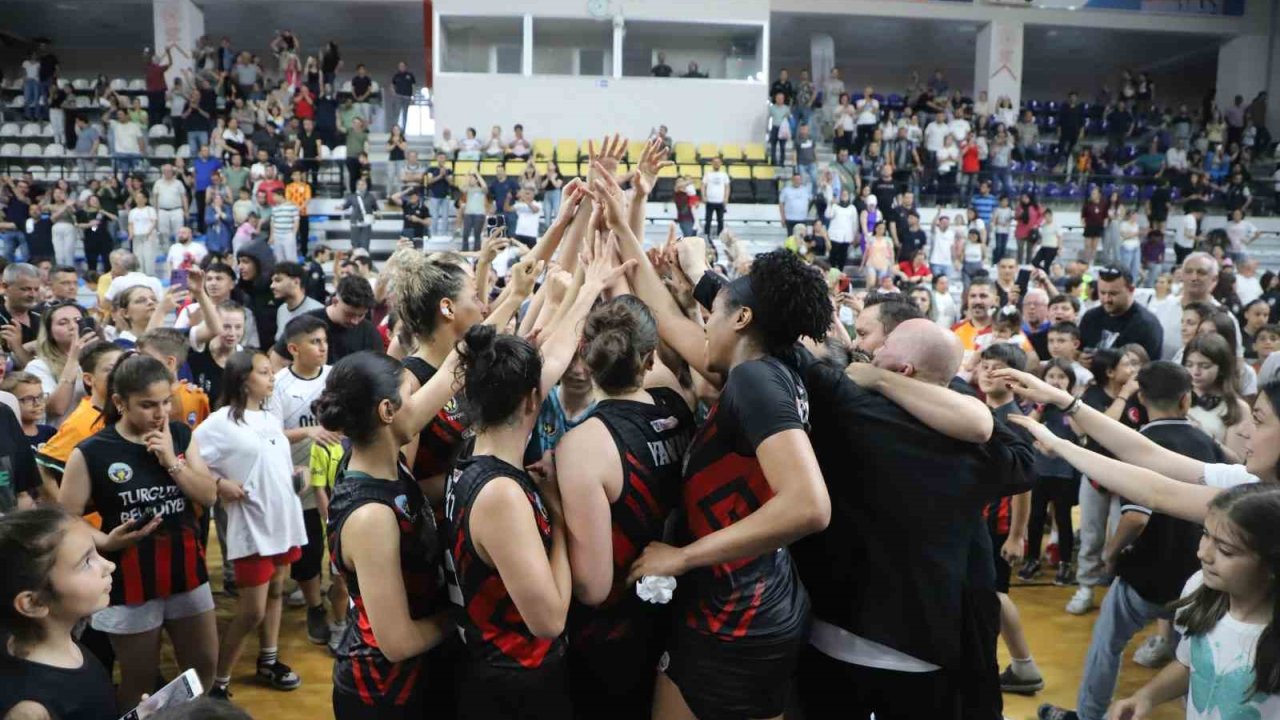 Şampiyonluk maçının heyecanını dev ekranda yaşayacaklar