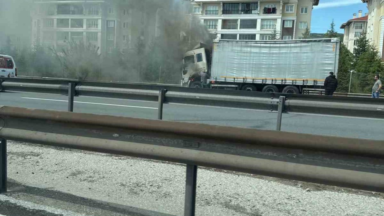 Kocaeli’de alevlere teslim olan tır, itfaiye ekiplerince söndürüldü