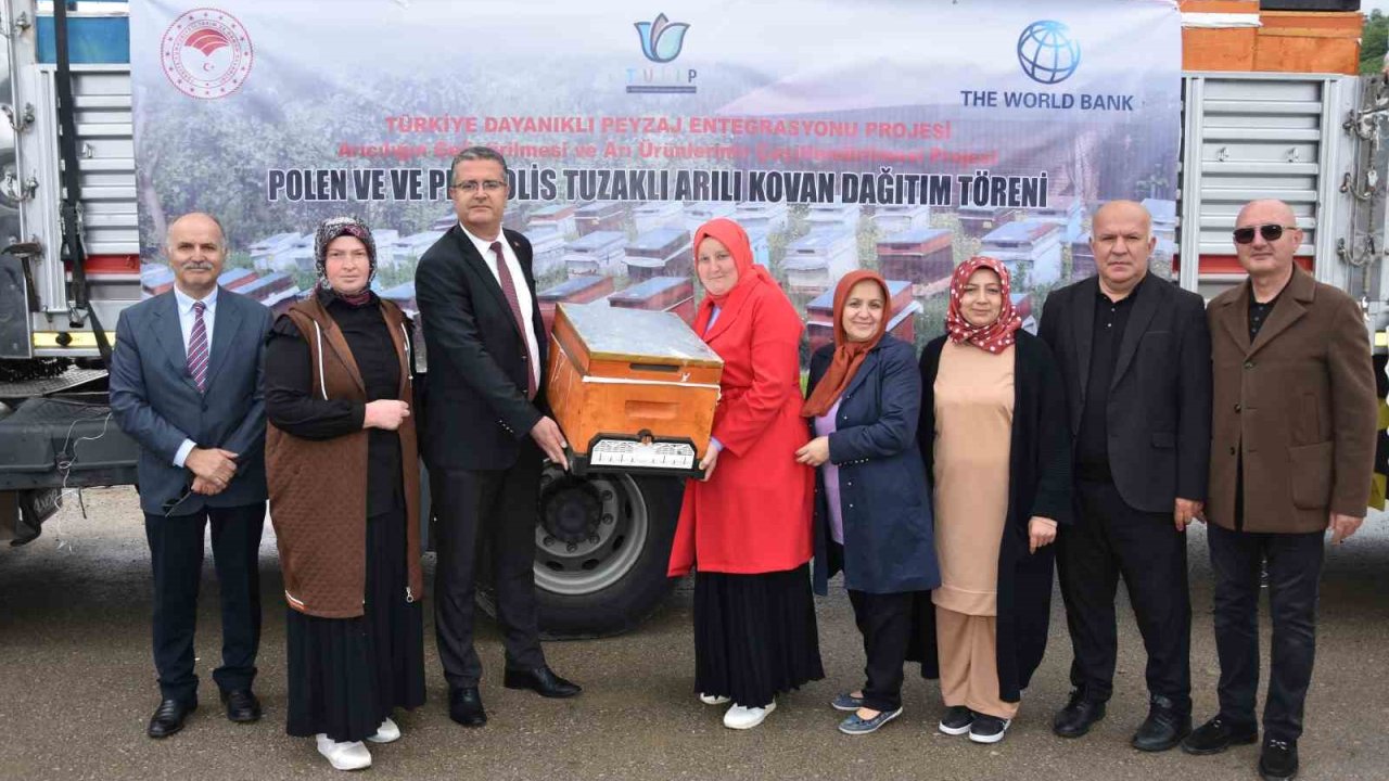 Ordu’da 48 üreticiye 2 bin 400 adet arılı kovan desteği verildi