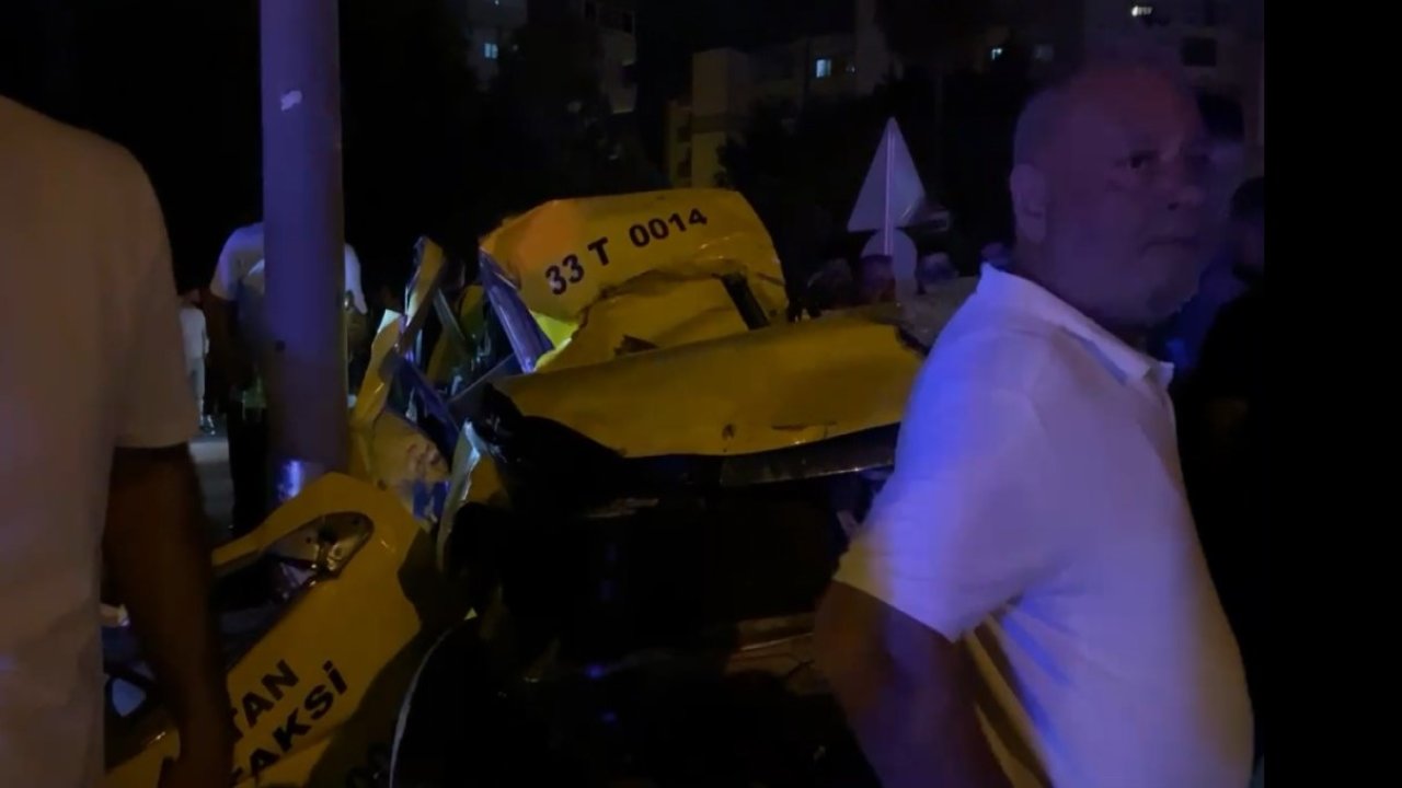 Kontrolden çıkan taksi elektrik direğine çarptı: 2 ölü